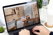 如何使用MacBook连接到电视（简单步骤让您享受更大的屏幕体验）