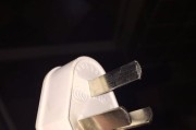 冰箱排水孔铁丝拿不出，怎么办（解决冰箱排水孔铁丝卡住的实用方法）