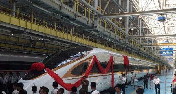 以动力集中型内燃动车组J8（高效、环保、经济——J8内燃动车组的优势和特点）