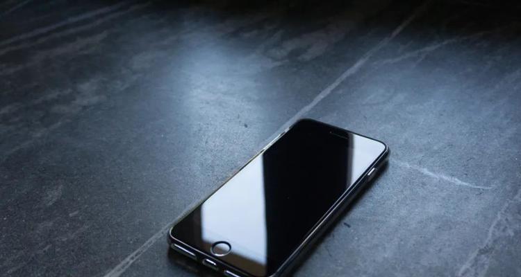 如何解决iPhone拍照黑屏问题（探寻黑屏问题的根源及解决方法）