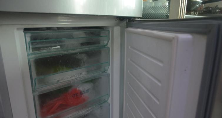 冰箱里的冰如何去除（简单有效的方法让你轻松解决冰箱冰结问题）