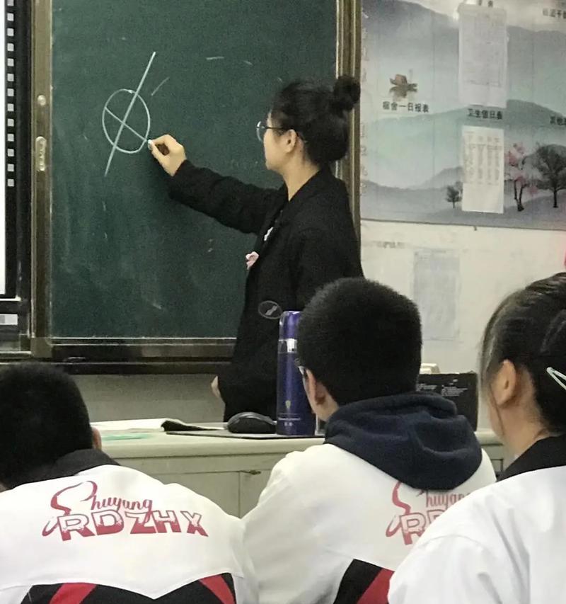 手机如何放置在讲台上拍照？拍照时应注意什么？